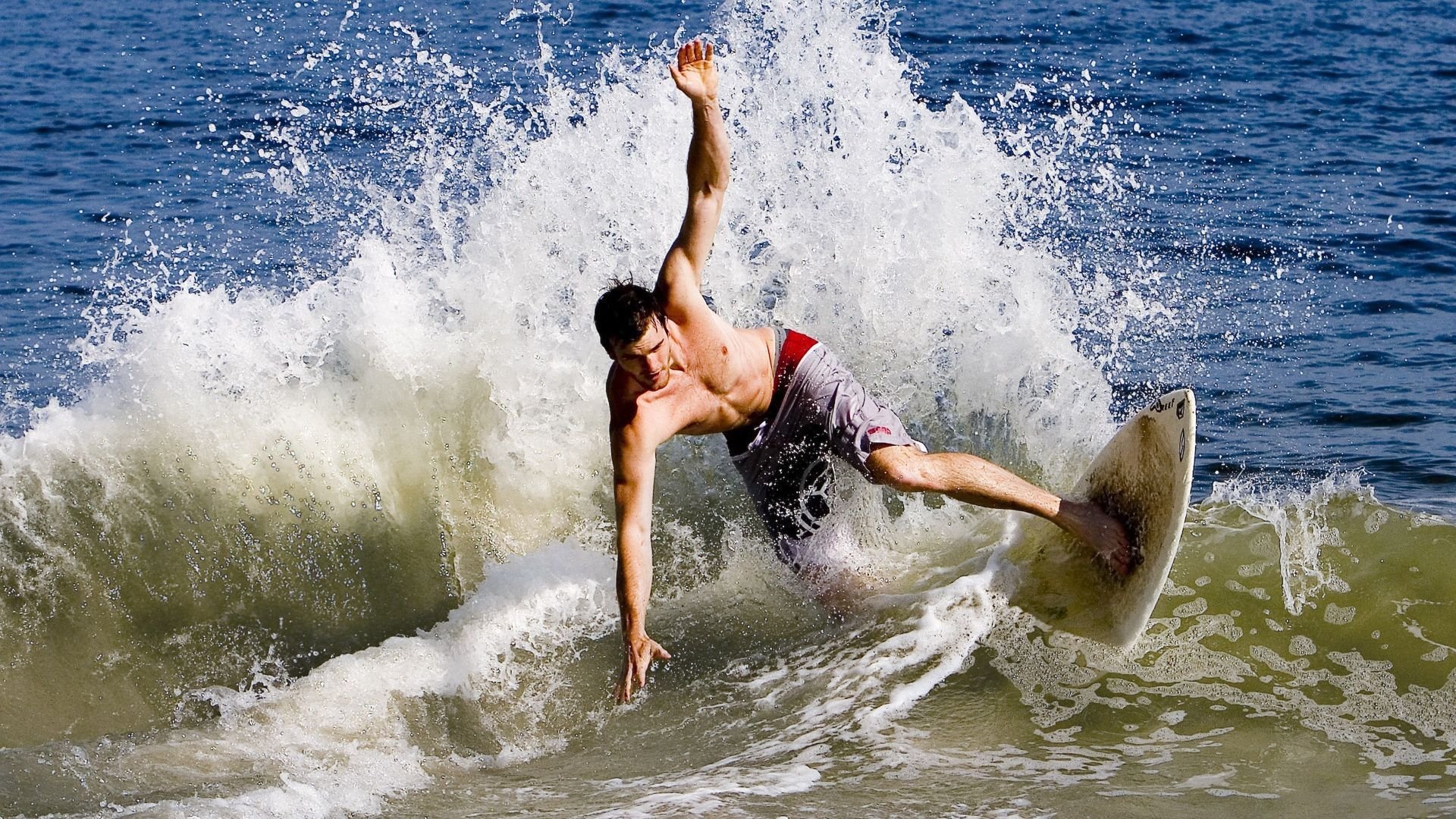 莱万多夫斯基连续三场比赛得分超过比赛局势复杂,巴塞罗那不断突破!观众掌声雷动