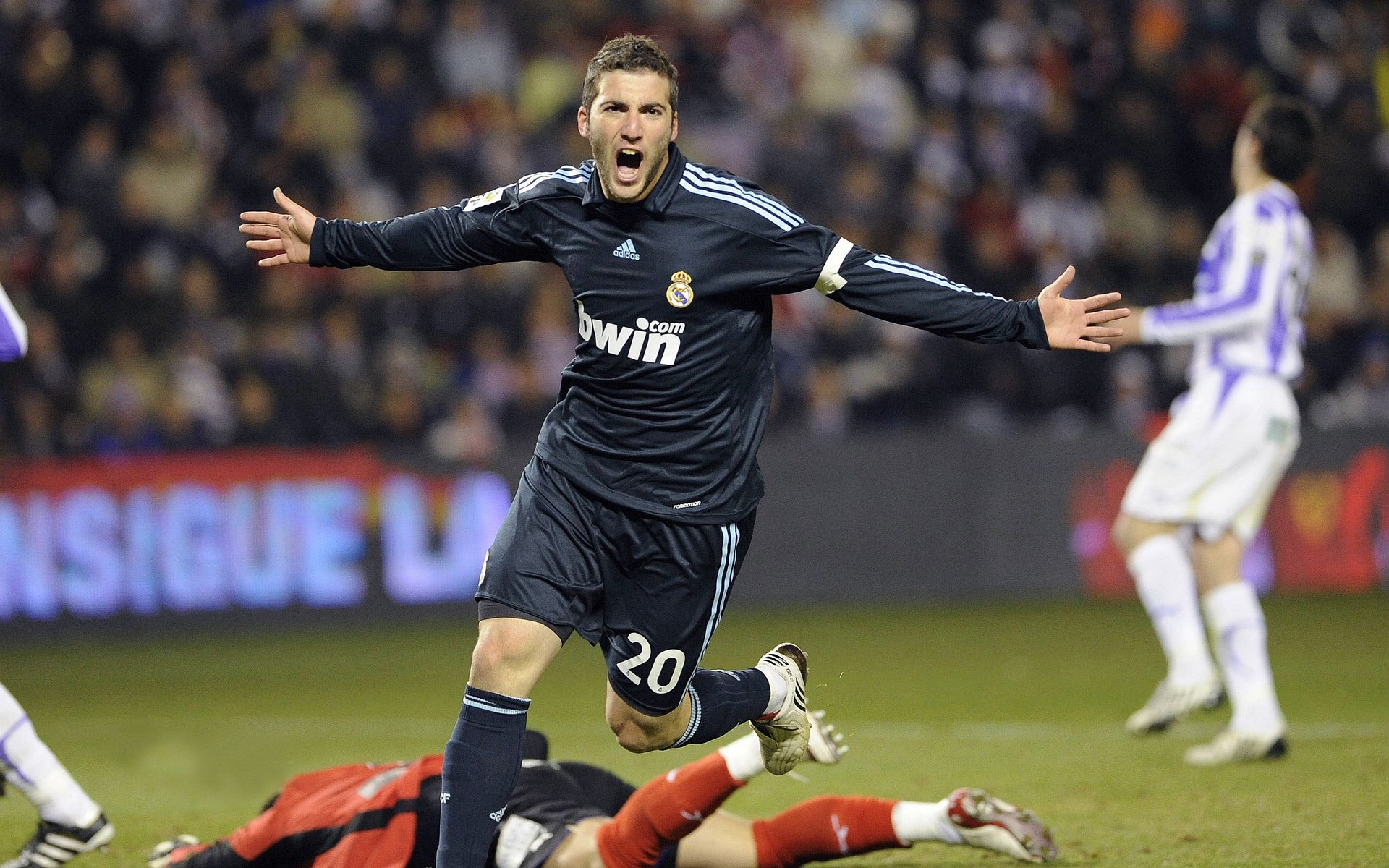 哈兰德官方宣布险胜新规,日本队引发争议!观众掌声雷动的简单介绍